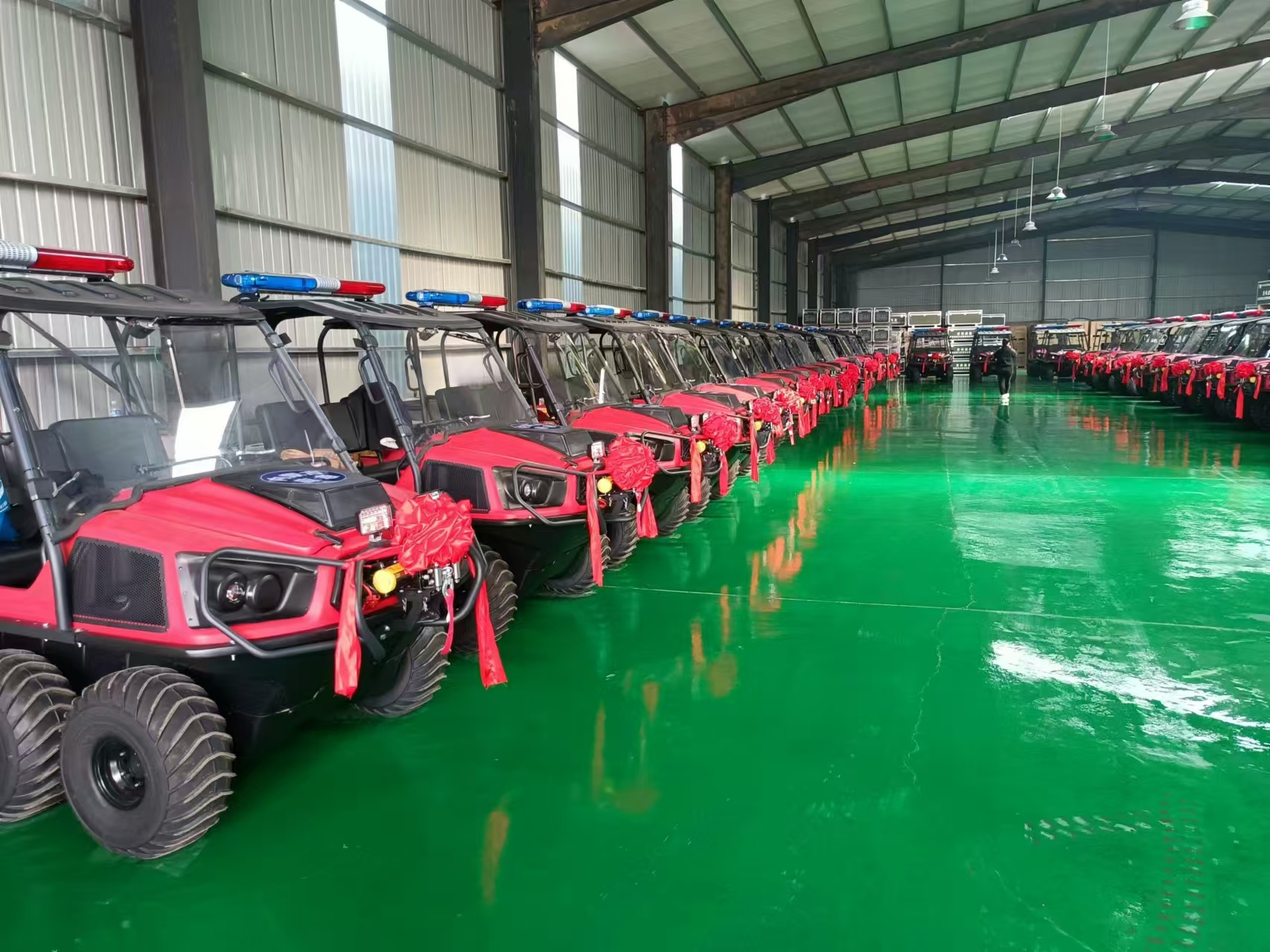 祝賀！河北五星“國債資金應急救援能力提升工程項目”中標的55輛“水陸兩棲車”列隊完畢，準備發貨！